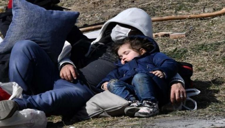 لاجئون ينامون بالعراء على الحدود التركية