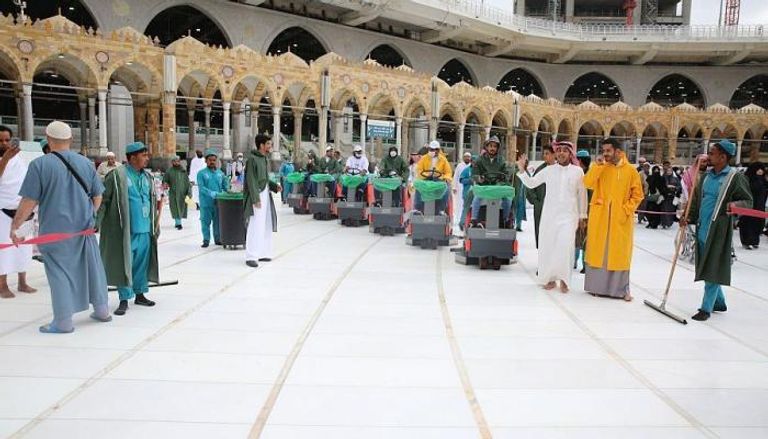 عمال النظافة والتعقيم في المسجد الحرام يستعدون لبدء مهامهم