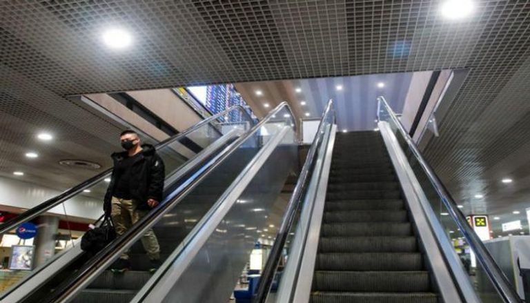  رجل يضع قناعا واقيا في أحد المطارات بروسيا - رويترز