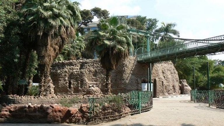 كوبري إيفل المعلق داخل حديقة الحيوان بالجيزة