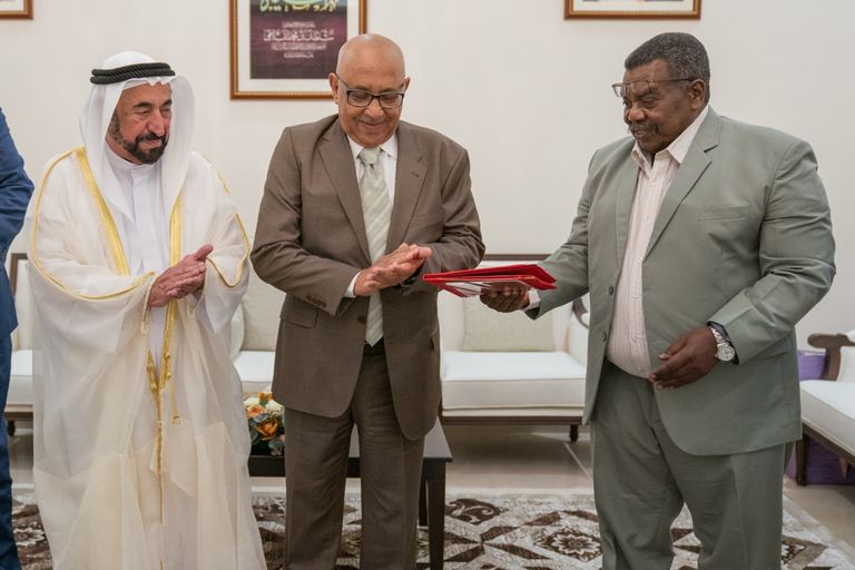 حاكم الشارقة يتسلم شهادة الدكتوراه الفخرية في الدراما