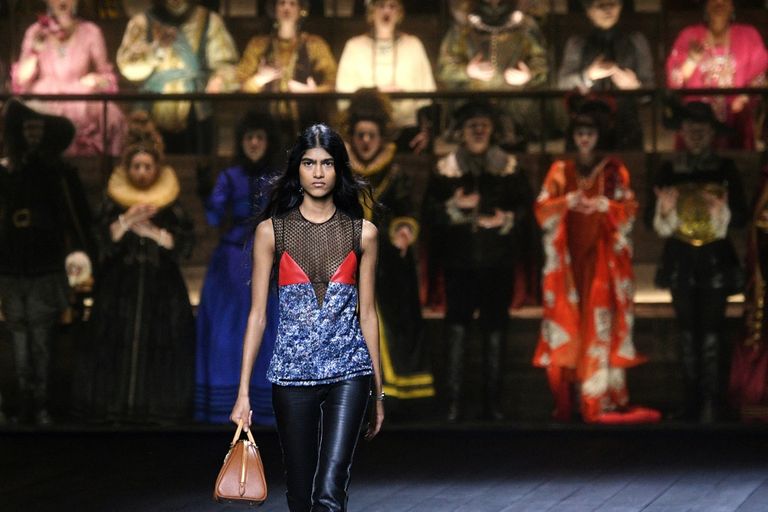 جانب من عرض الأزياء