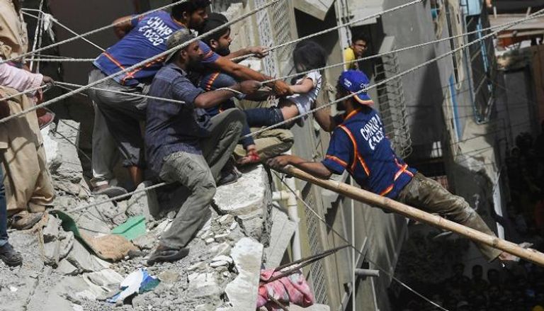 انهيار مبنى في باكستان يقتل 16 شخصا