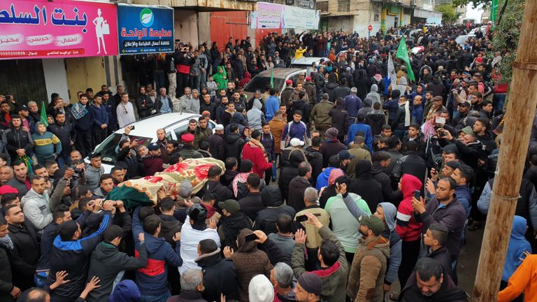 الآلاف من أهالي غزة يشاركون في تشييع الجثامين