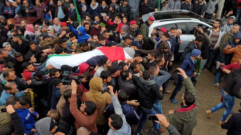 الآلاف من أهالي غزة يشاركون في تشييع الجثامين