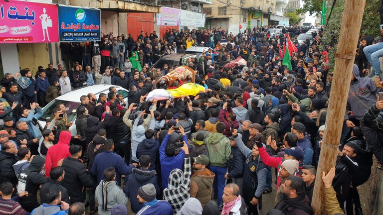 الآلاف من أهالي غزة يشاركون في تشييع الجثامين