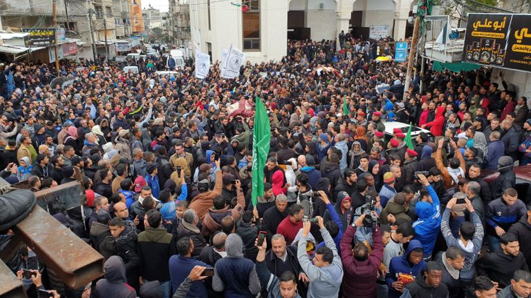 الآلاف من أهالي غزة يشاركون في تشييع الجثامين