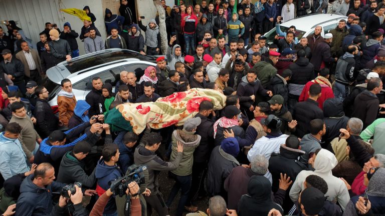 الآلاف من أهالي غزة يشاركون في تشييع الجثامين