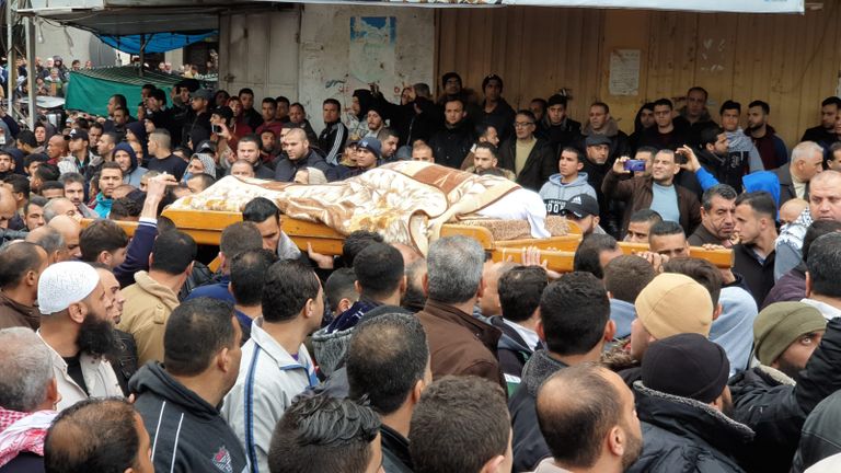الآلاف من أهالي غزة يشاركون في تشييع الجثامين