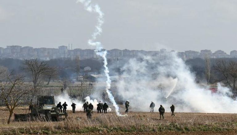 قنابل الغاز المسيل للدموع على الحدود التركية - اليونانية 