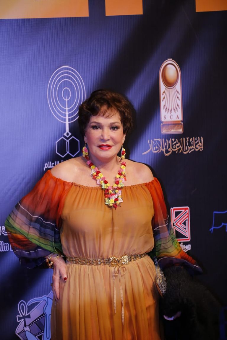 رانيا فريد شوقي ترتدي وشاح يحمل صورة والدها الراحل