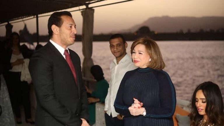 رانيا فريد شوقي ترتدي وشاح يحمل صورة والدها الراحل