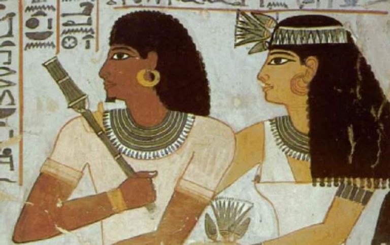 إحدى البرديات الفرعونية تصور لمكانة الزوجة في مصر القديمة