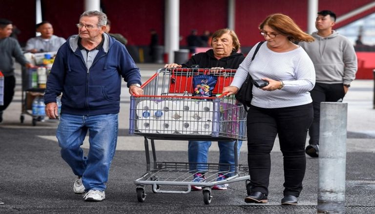 أرفف المتاجر خالية من البضائع