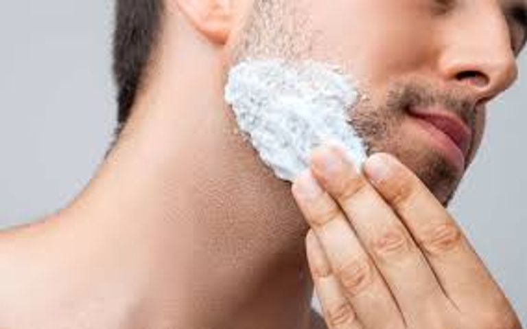 رجل يحلق شعر وجهه