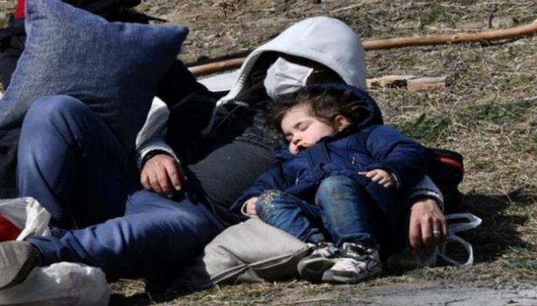 لاجئون ينامون بالعراء على الحدود التركية