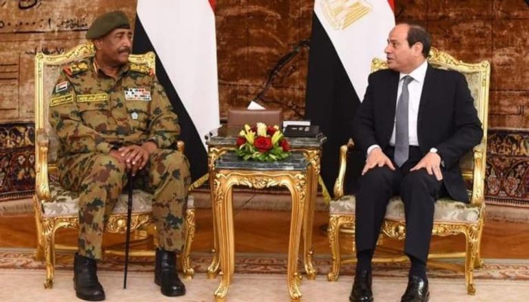 لقاء سابق بين الرئيس المصري ورئيس مجلس السيادة السوداني