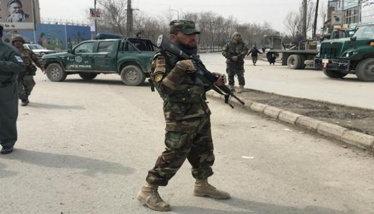قوات الأمن الأفغانية بموقع الهجوم