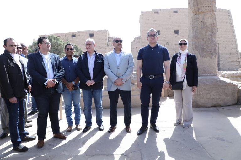 جولة وزارية مصرية داخل معبد الكرنك في إطار مواجهة كورونا