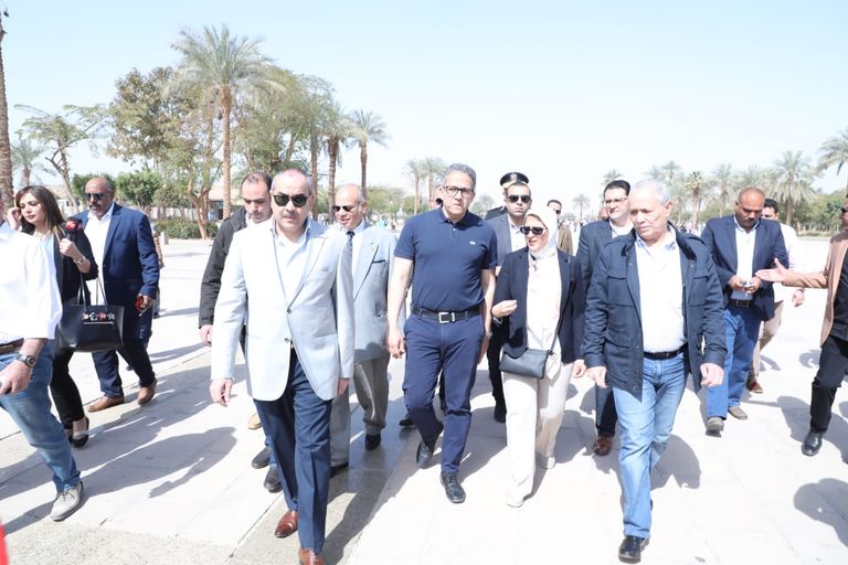 جولة وزارية مصرية داخل معبد الكرنك في إطار مواجهة كورونا