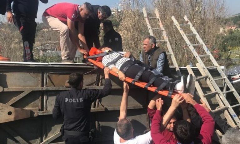 أشخاص يتفقدون حالة إحدى المصابات بالحادث