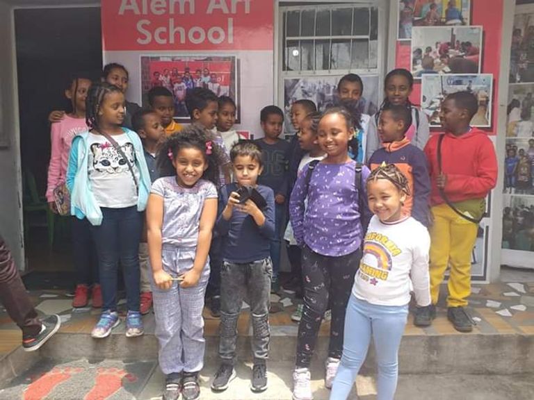 طلاب في مدرسة