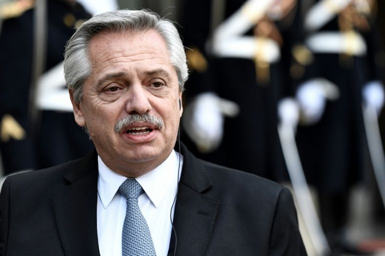 الرئيس الأرجنتيني ألبرتو فرنانديز في قصر الإليزيه في باريس في 5 فبراير 2020 واجهة أحد مكاتب الصرافة في بوينس آيرس