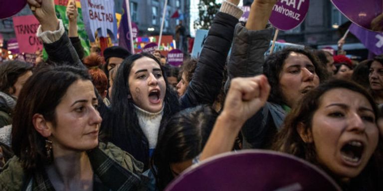 مظاهرة نسائية في تركيا احتجاجا على التحيز ضد المرأة لا يزال التحيز ضد النساء والحرمان من التعليم أبرز مشكلات المرأة