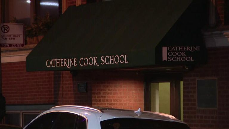 ٣ فتيات عثرن على المسدس داخل الحمام