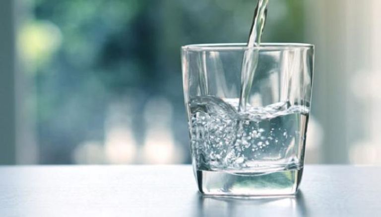شرب الماء كل 15 دقيقة يقي من كورونا ضمن الشائعات