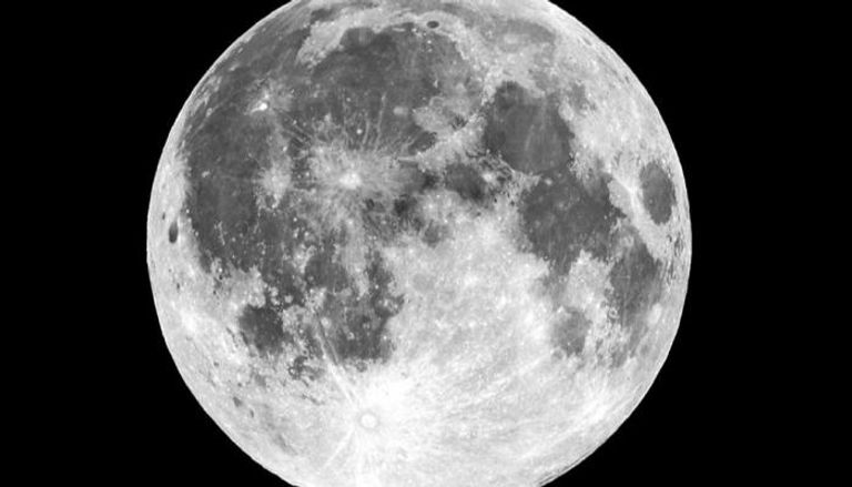 القمر العملاق كما ظهر في يناير لأول مره 