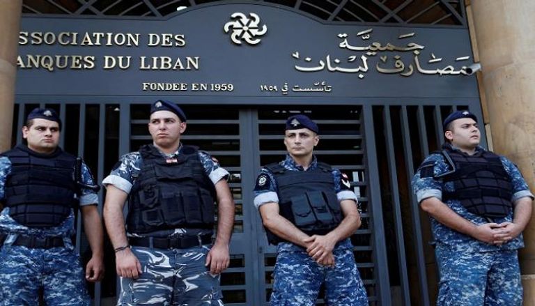 قوات الشرطة تطوق جمعية مصارف لبنان