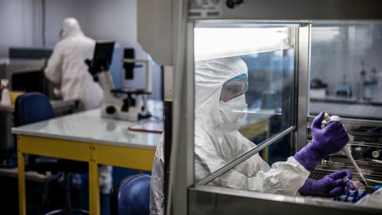 التجربة تتضمن حقن المتطوع وإبقاءه في الحجر أسبوعين