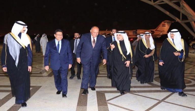 وزير الخارجية المصري خلال وصوله إلى الكويت