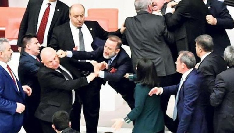 شجار بالأيدي في البرلمان التركي رفضا للتدخل بسوريا‎