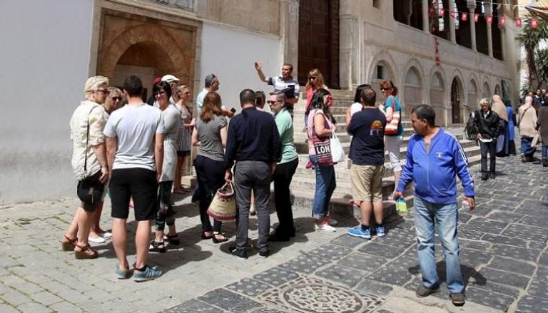 سياح يقومون بجولة في العاصمة القديمة في تونس