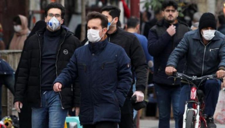 إيرانيون يرتدون كمامات خشية الإصابة بكورونا