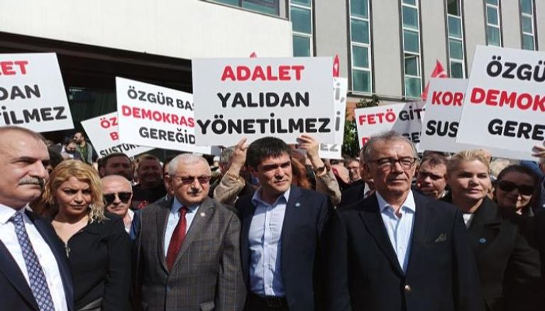 صحفيون أتراك يطالبون بإطلاق سراح زملائهم 