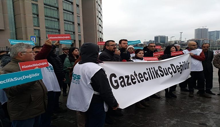 صحفيون أتراك يطالبون بإطلاق سراح زملائهم