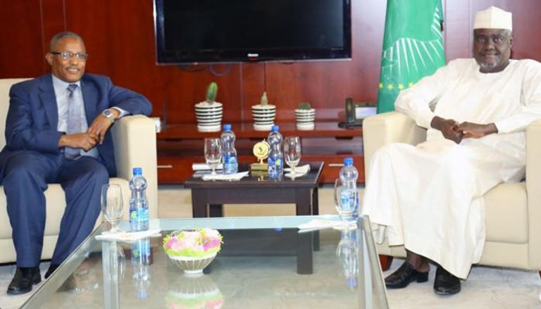 رئيس مفوضية الاتحاد الأفريقي موسى فكي مع وزير خارجية إثيوبيا