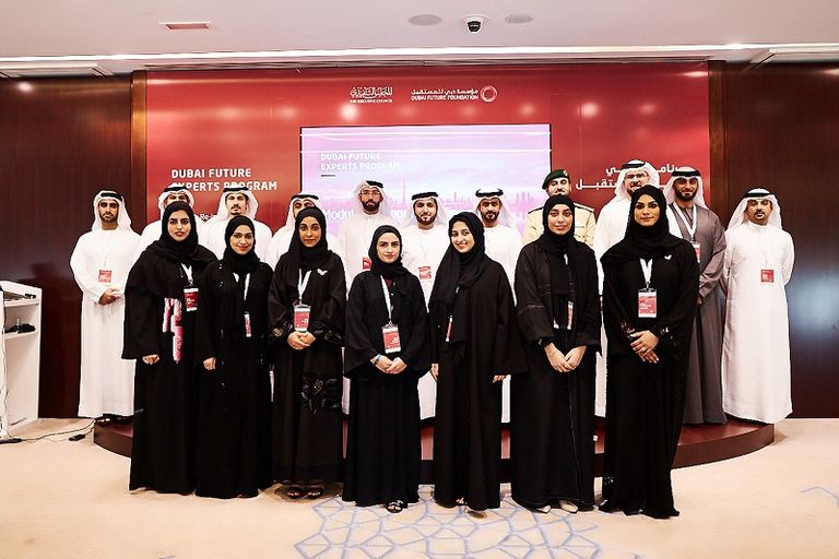الدفعة الأولى لبرنامج دبي لخبراء المستقبل بمشاركة موظفين من مستويات الإدارة العليا والمتوسطة في 14 جهة حكومية بدبي.