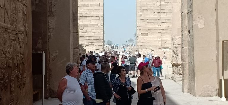 سياح داخل معبد الكرنك بالأقصر سياح داخل معبد حتشبسوت بالأقصر