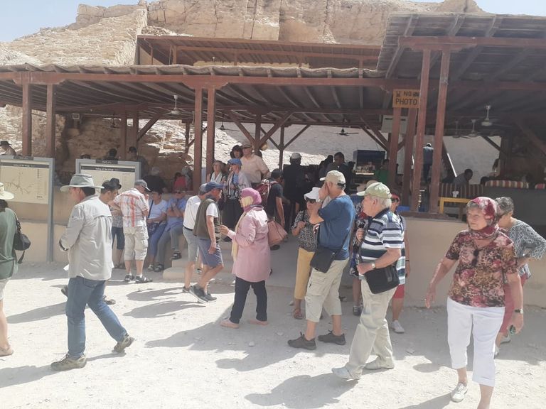 سياح أثناء زيارة آثار بالبر الغربي بالأقصر سياح داخل معبد حتشبسوت بالأقصر