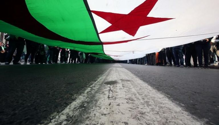 متظاهرون يحملون علم الجزائر