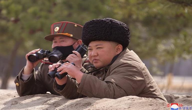 زعيم كوريا الشمالية خلال إشرافه على إطلاق الصواريخ