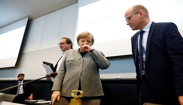 أنجيلا ميركل ورالف برينكهاوس خلال الاجتماع بالكتلة البرلمانية حول كورونا - رويترز