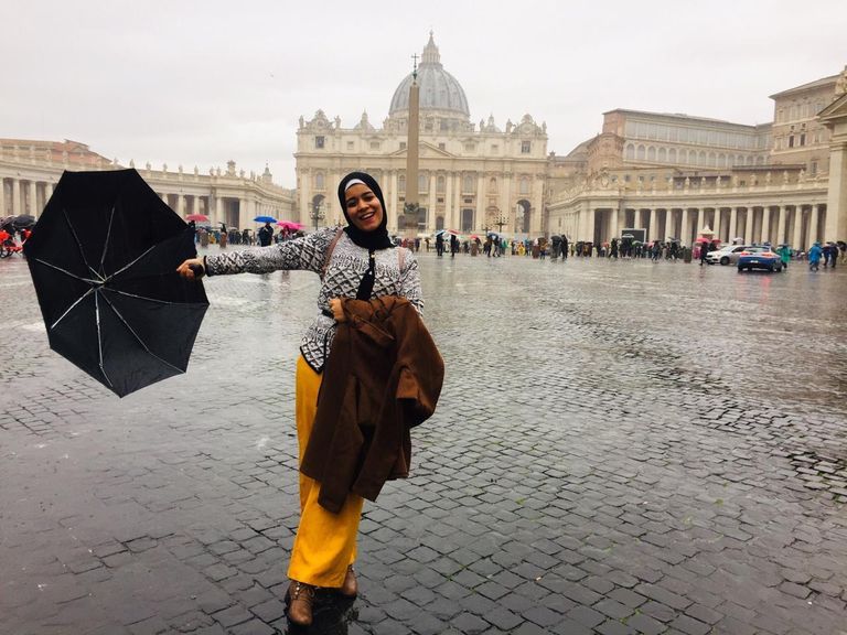 رانيا شلبي خلال مشاركتها في المسابقة العالمية للتصوير الجداري