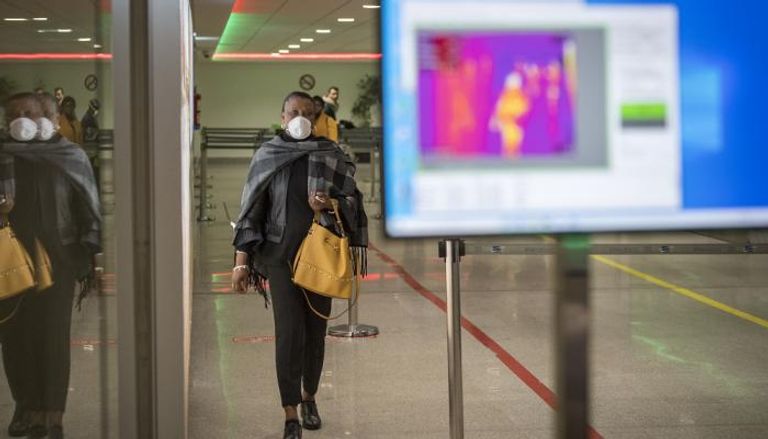 مسافرة تتعرض لفحص كورونا خلال وصولها المطار في الدار البيضاء