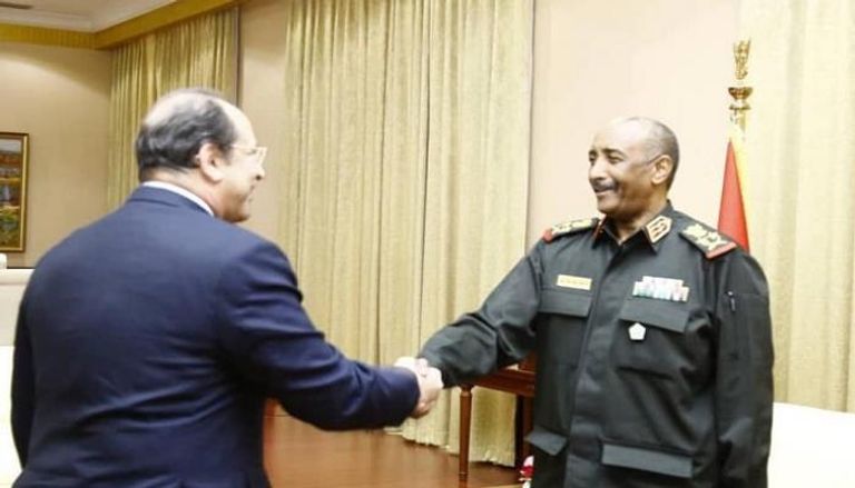رئيس مجلس السيادة السوداني خلال لقاء مدير المخابرات المصري