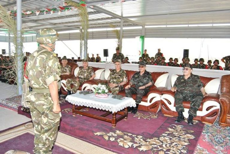 اللواء عمار عثامنية قائد القوات البرية الجديد في الجزائر تبون خلال زيارة لوزارة الدفاع الجزائرية- أرشيفية